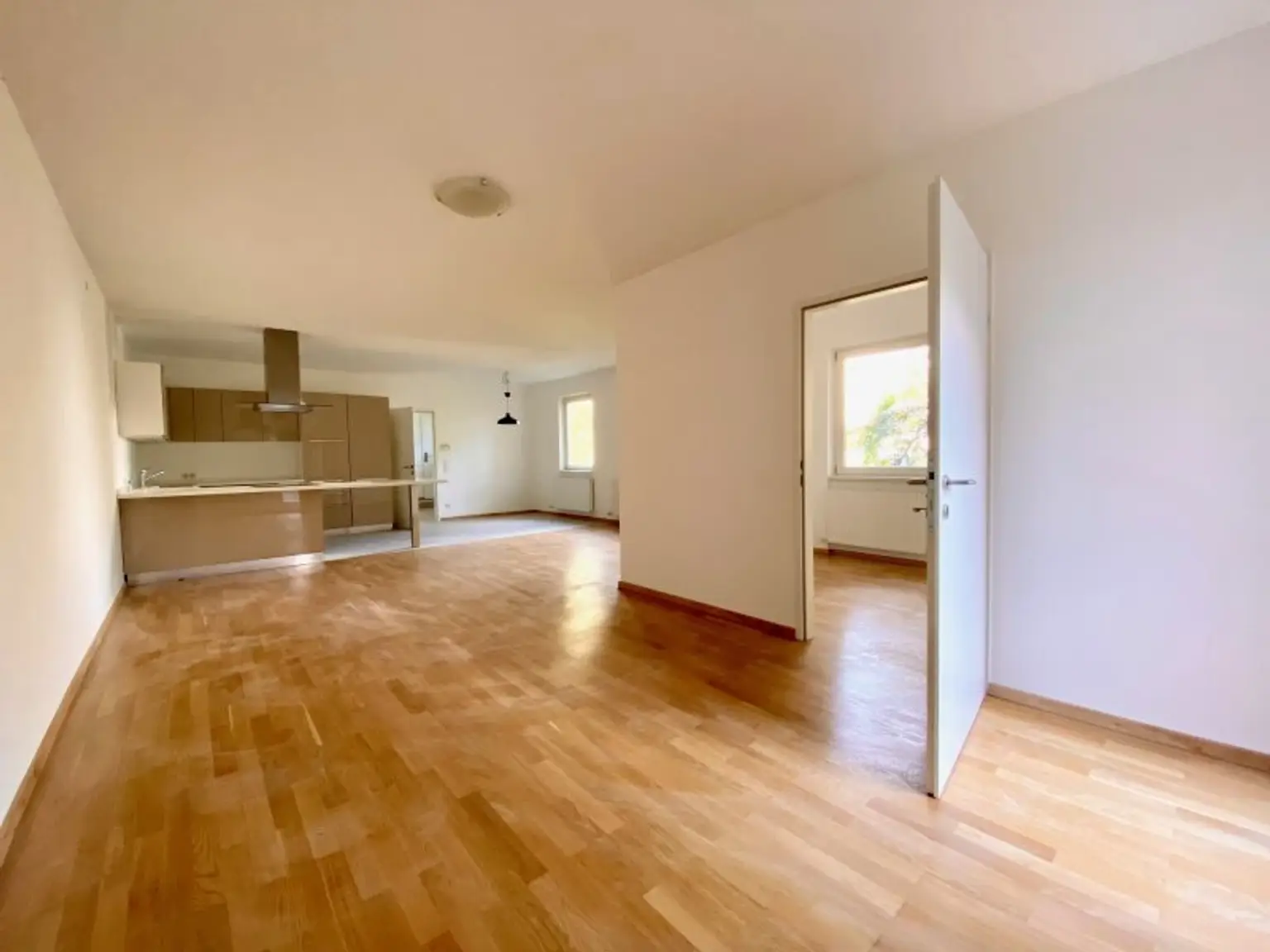 FÜR SINGLES ODER PAARE MIT FIXEM EINKOMMEN - GROSSZÜGIGE WOHNUNG MIT TERRASSE