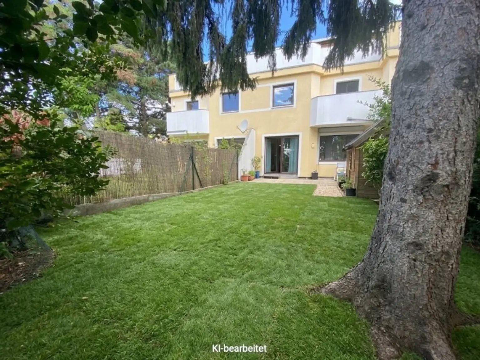 Garten mit neuem Gras