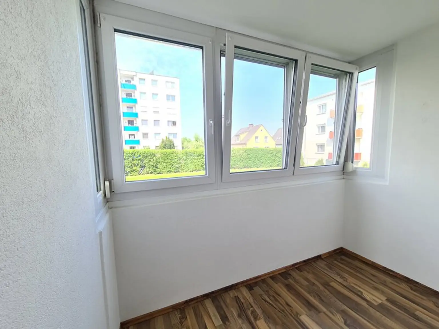*** NIEDRIG-ENERGIE *** WINTERGARTENARTIGE LOGGIA *** GROSSE GARTENANLAGE *** PKW-STELLPLATZ ***