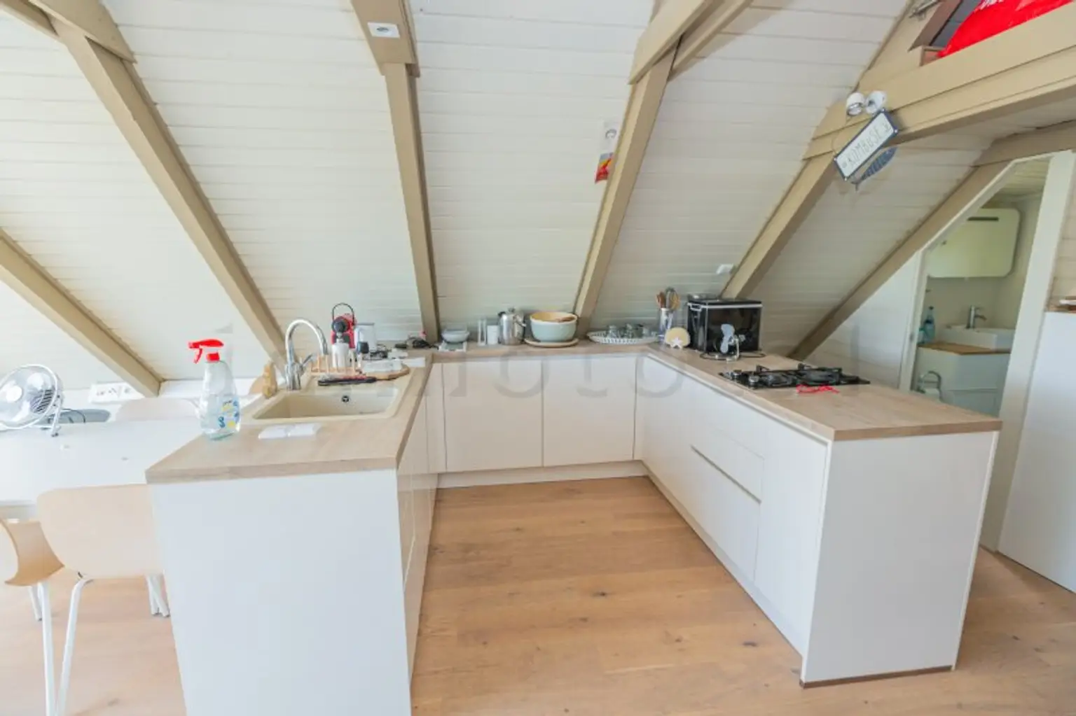 Neu adaptierte Spitzhütte in Toplage am offenen See