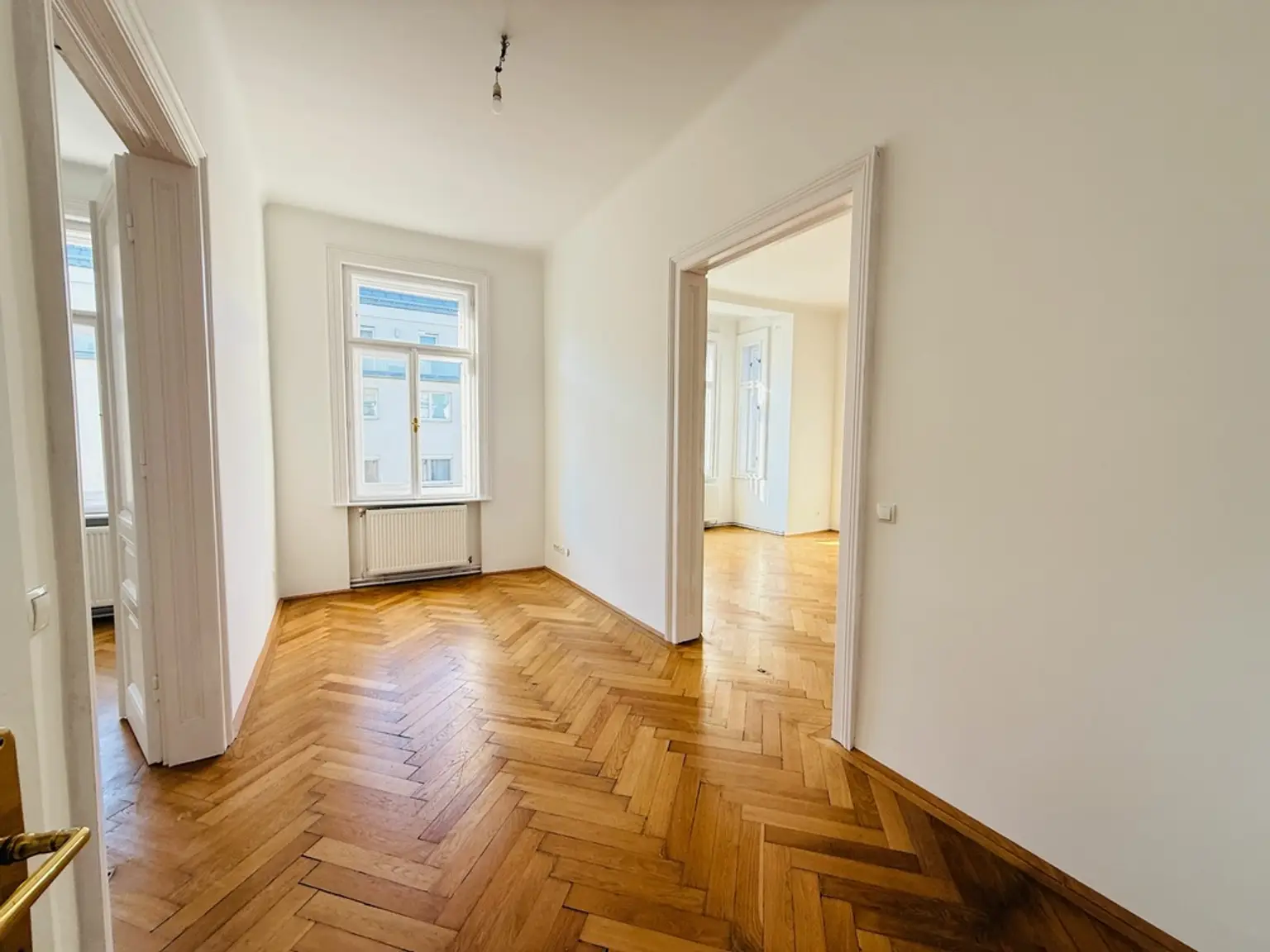 TOPLAGE - NÄHE AUGARTEN | PERFEKTE 5 ZIMMER | TRAUMHAFTER ALTBAU | U-BAHN NÄHE