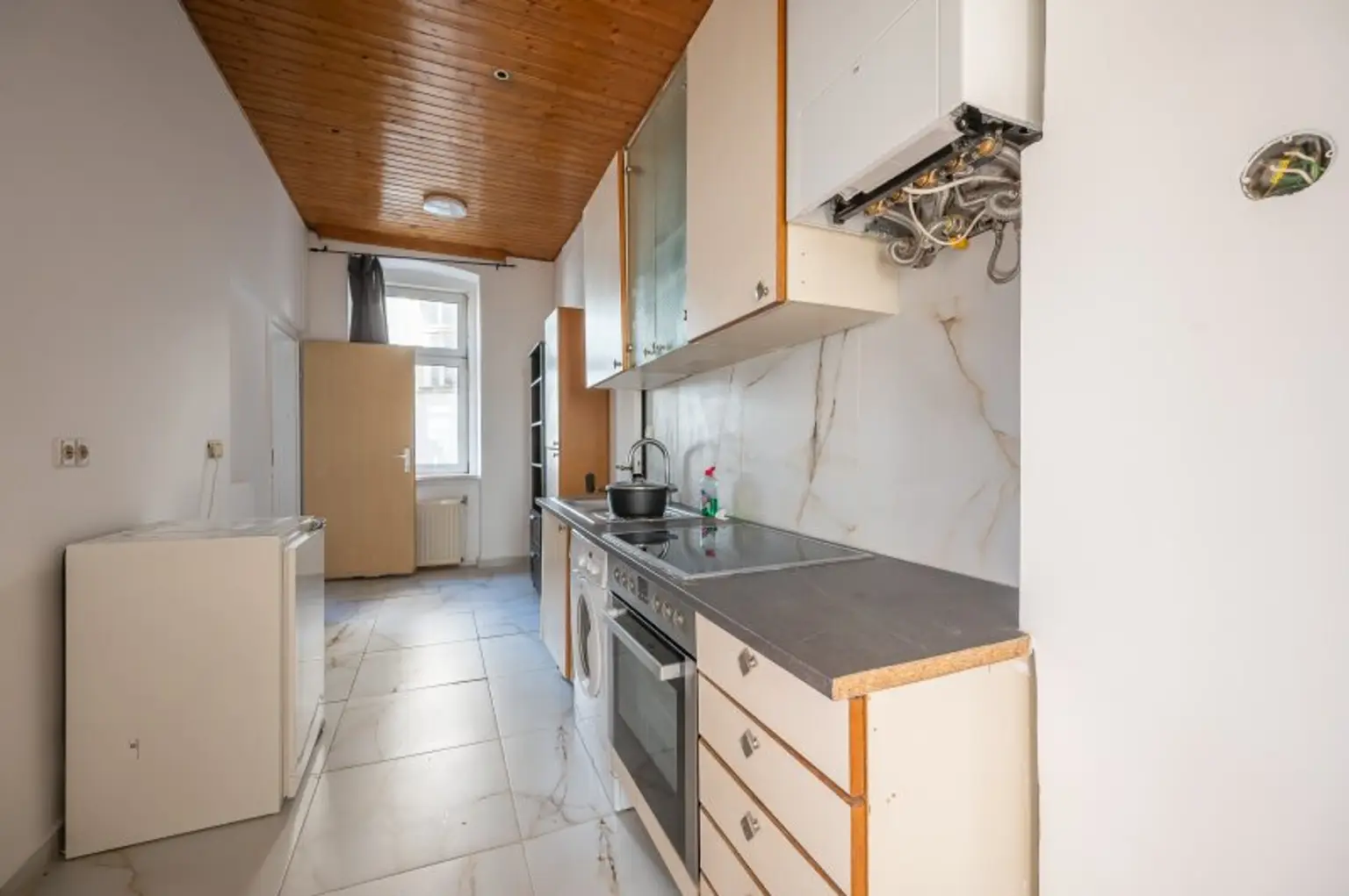 ++NEU++ sanierungsbedürftige 2-Zimmer Altbauwohnung mit Balkonoption