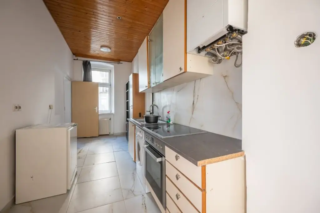 ++NEU++ sanierungsbedürftige 2-Zimmer Altbauwohnung mit Balkonoption