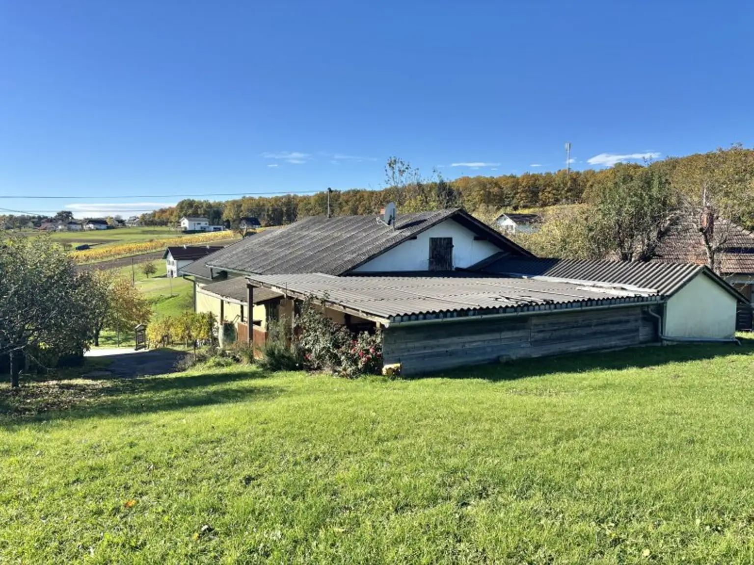 ** LEGENDE IN DER WEINIDYLLE ** D. Ehrensdorf !! Gepflegtes Haus mit ca. 245 m2 Nfl. in gediegener Ortsrandlage - Hauptwohnsitz möglich !!