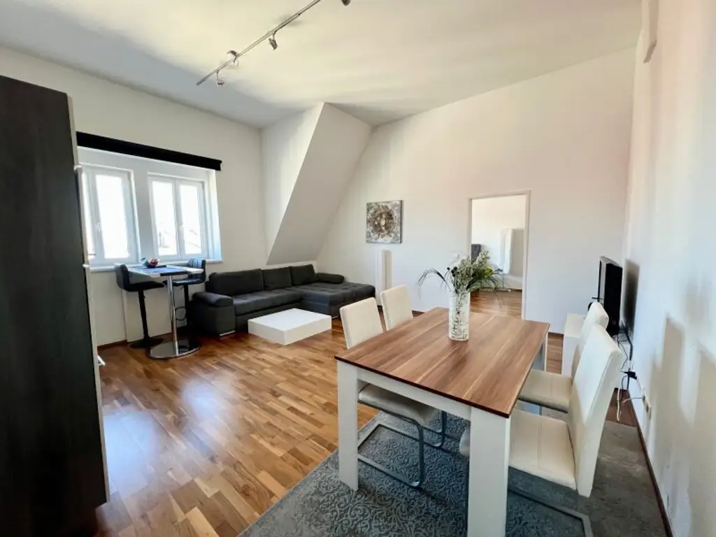 2-Zimmer-Dachgeschosswohnung mit Traumblick! 66 m2 in Top-Wohngegend, U1 Nähe!