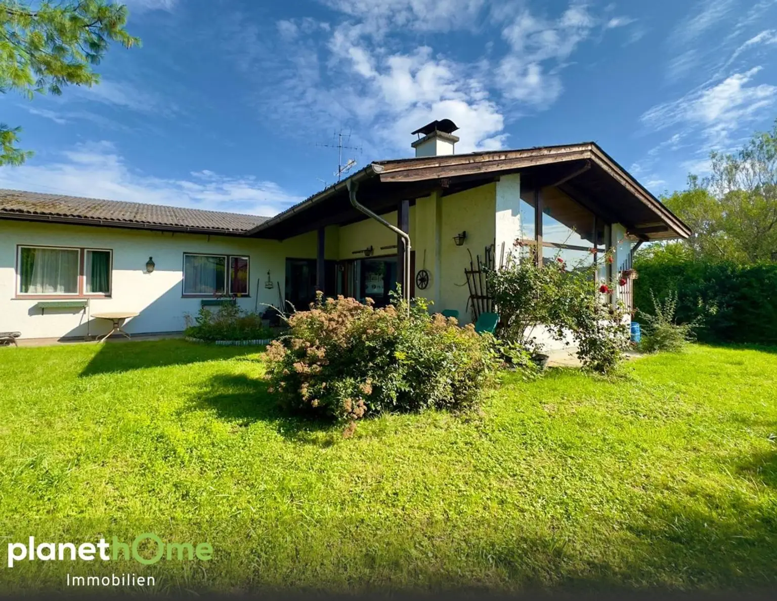 Bungalow mit zwei Wohneinheiten auf rund 1.800 m² großem Grundstück in Seewalchen am Attersee