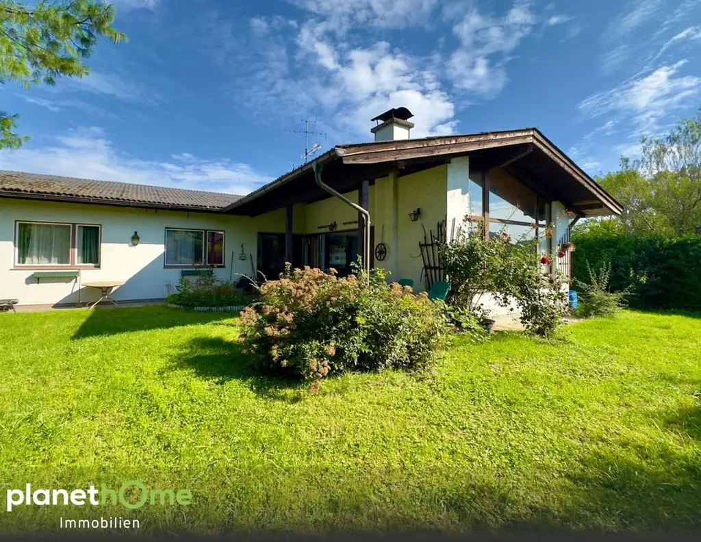 Bungalow mit zwei Wohneinheiten auf rund 1.800 m² großem Grundstück in Seewalchen am Attersee