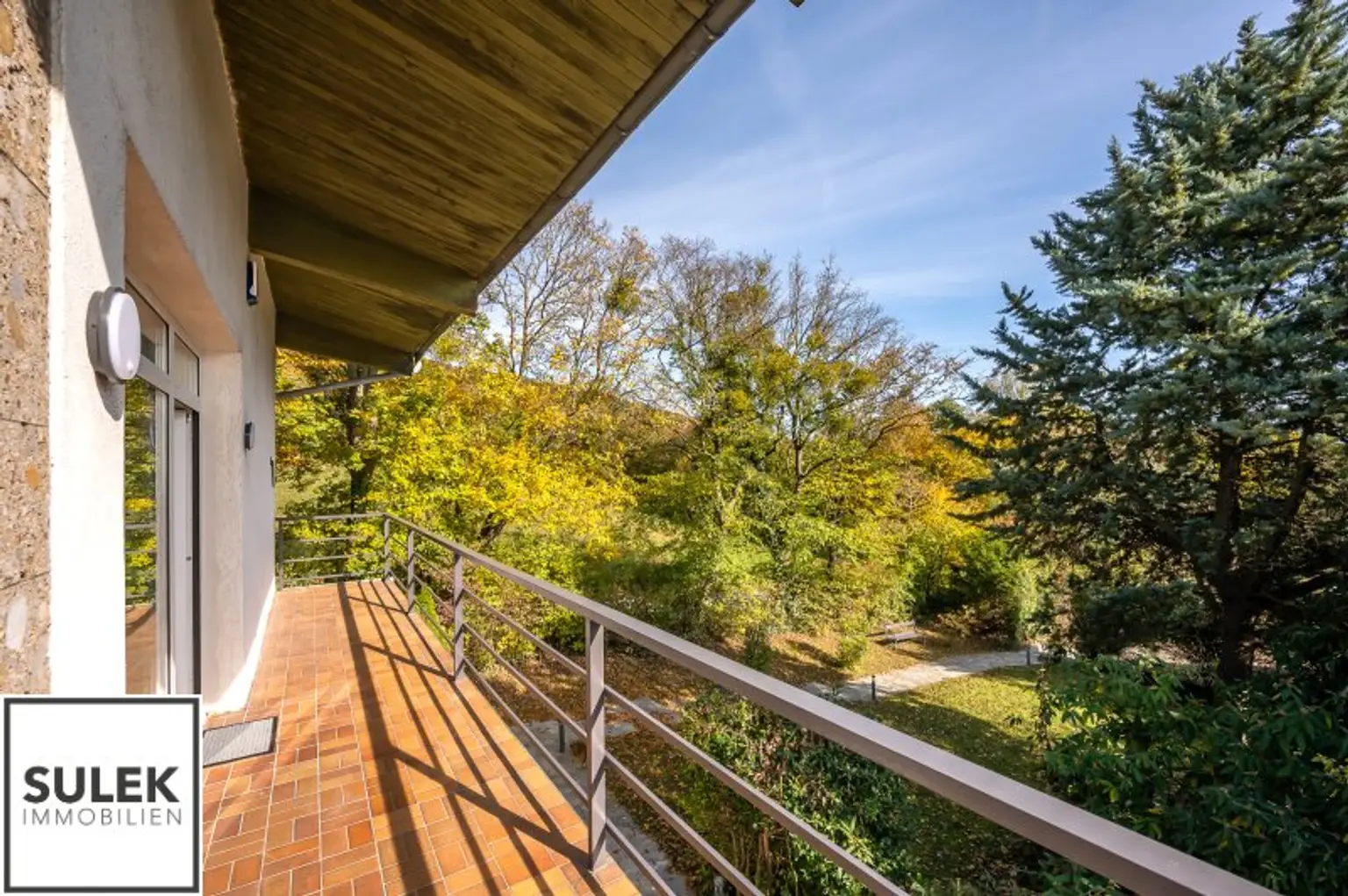 Erstbezug nach Sanierung: Großes Einfamilienhaus in einzigartiger Lage mit Weitblick und vielen Zimmern, Blick ins Grüne und in absoluter Ruhelage