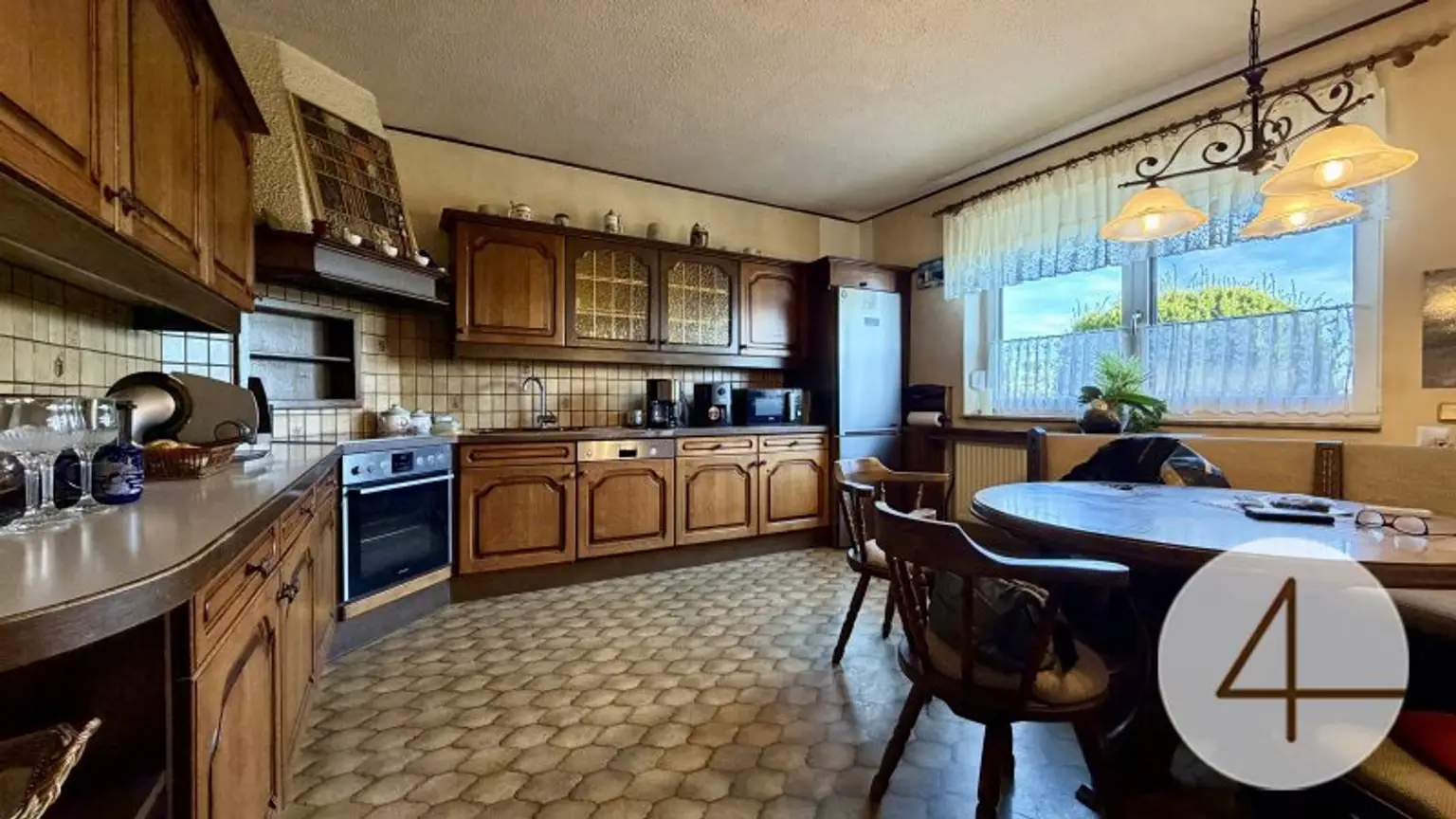 „Traumhaus mit Wintergarten Teich und Pool – Wohnen auf 727 m² in idyllischer Lage“