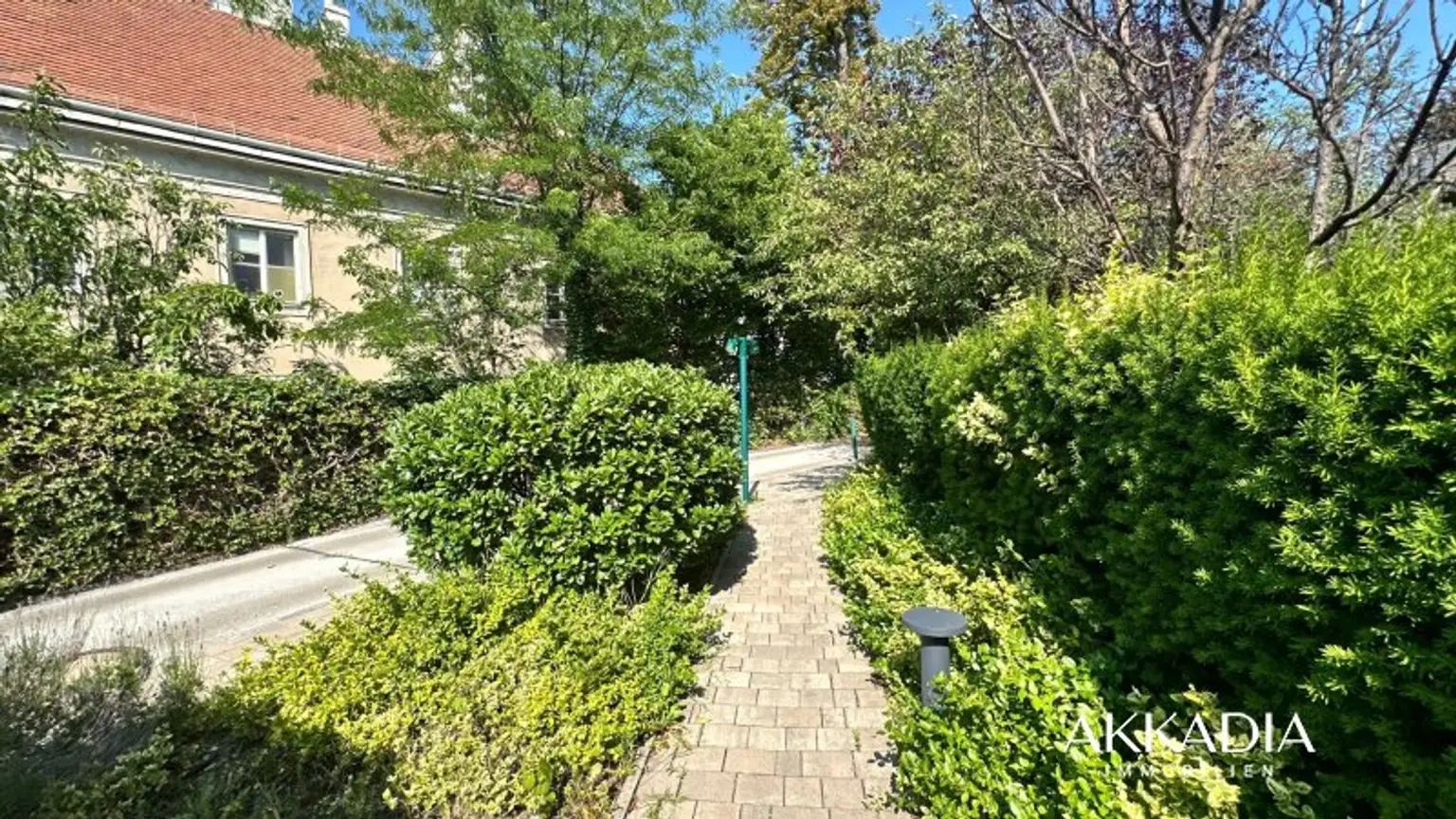 Elegante Dachgeschosswohnung mit Gartenblick, Terrassen und Garage