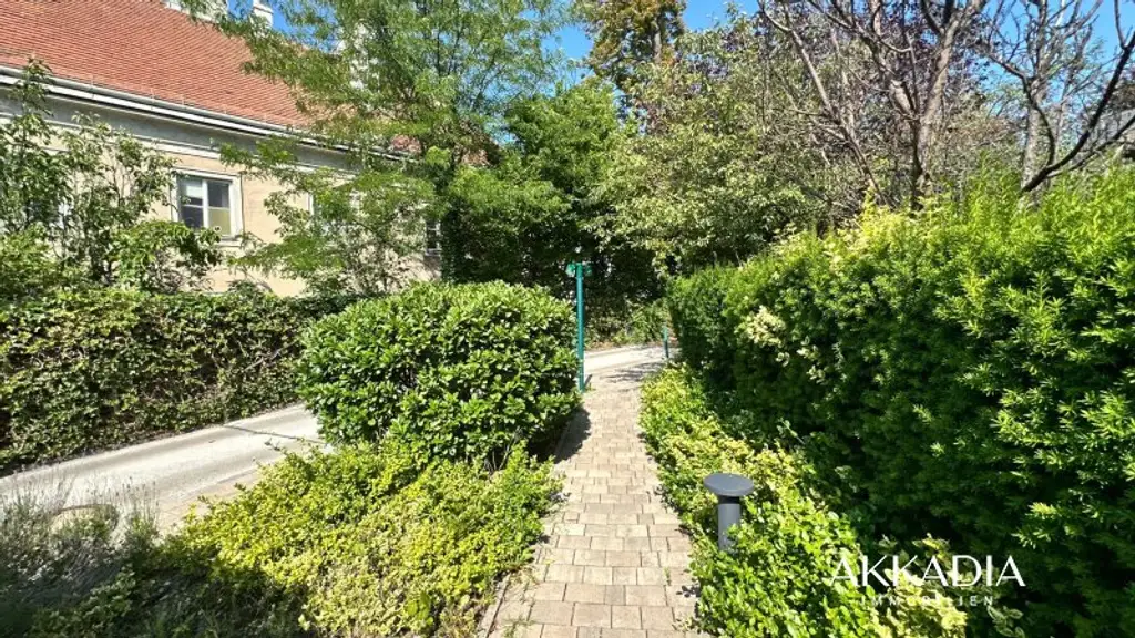 Elegante Dachgeschosswohnung mit Gartenblick, Terrassen und Garage