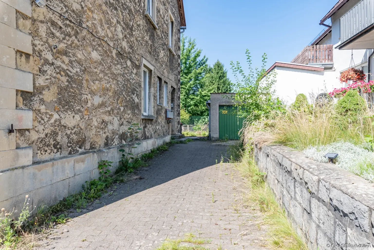 Einfahrt, Eingang Wohnhaus