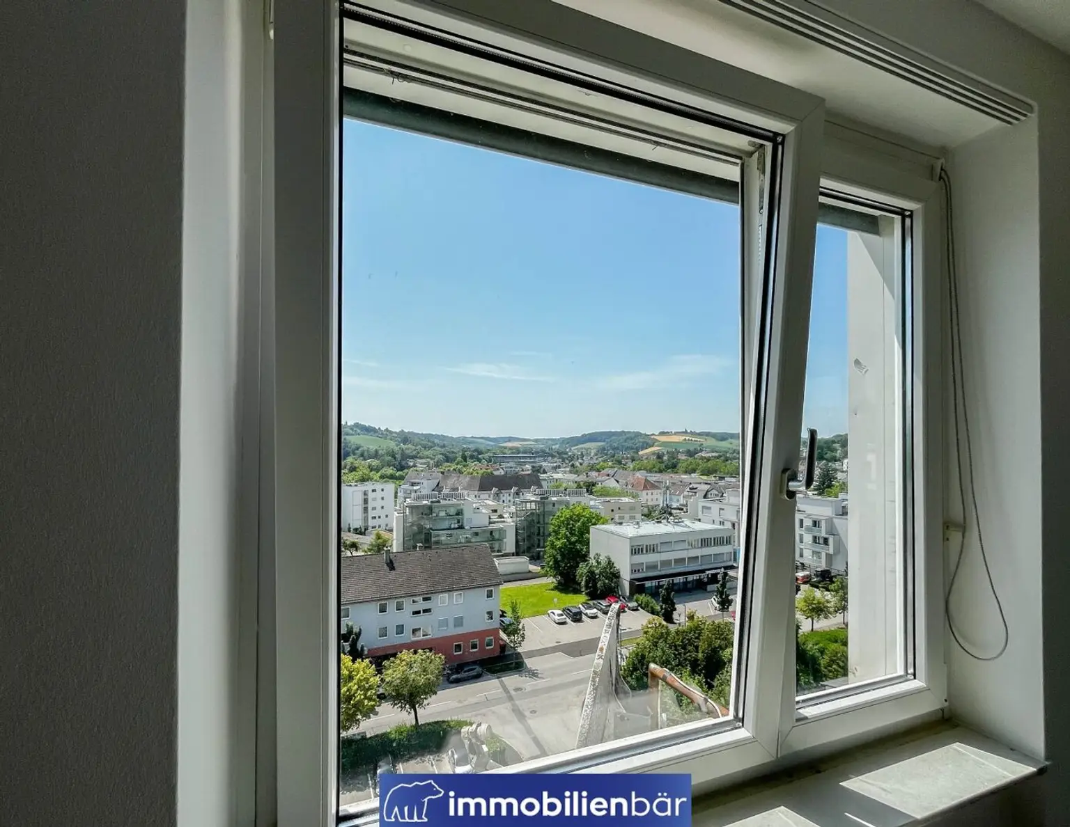 Wohnen mit Aussicht: Helle 2-Zimmer-Wohnung im 7. Stock mit Fernblick