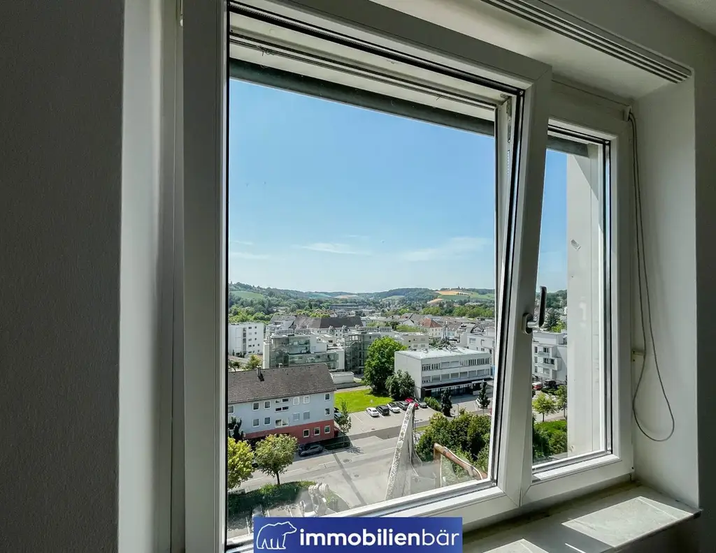 Wohnen mit Aussicht: Helle 2-Zimmer-Wohnung im 7. Stock mit Fernblick