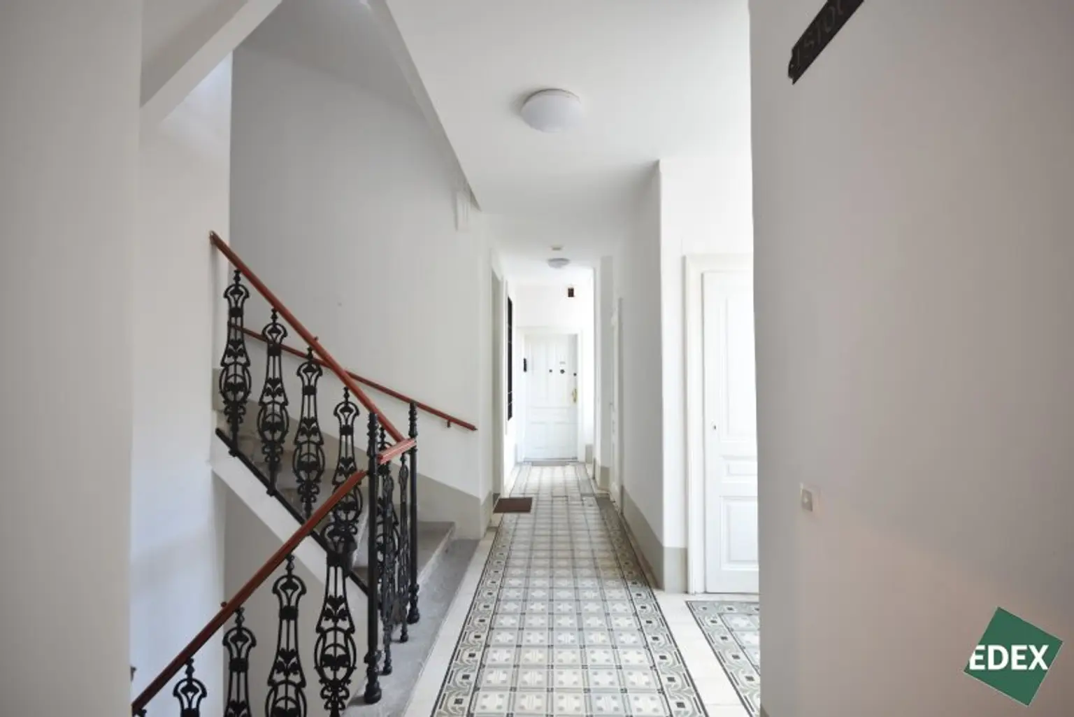 Sanierungsbedürftige Drei-Zimmer-Wohnung direkt an der U3