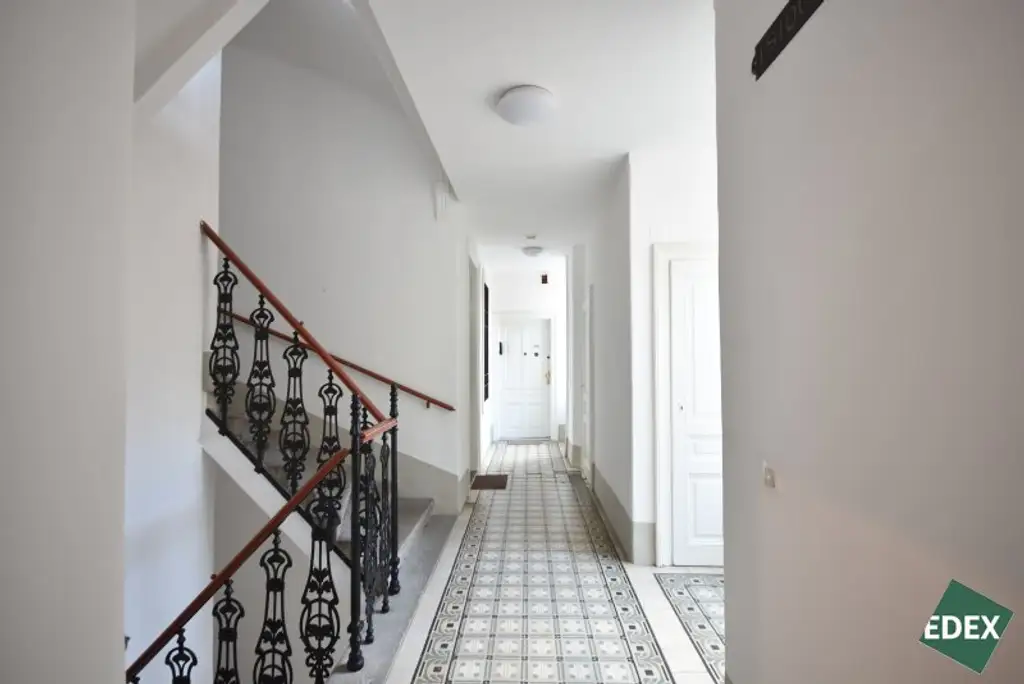 Sanierungsbedürftige Drei-Zimmer-Wohnung direkt an der U3