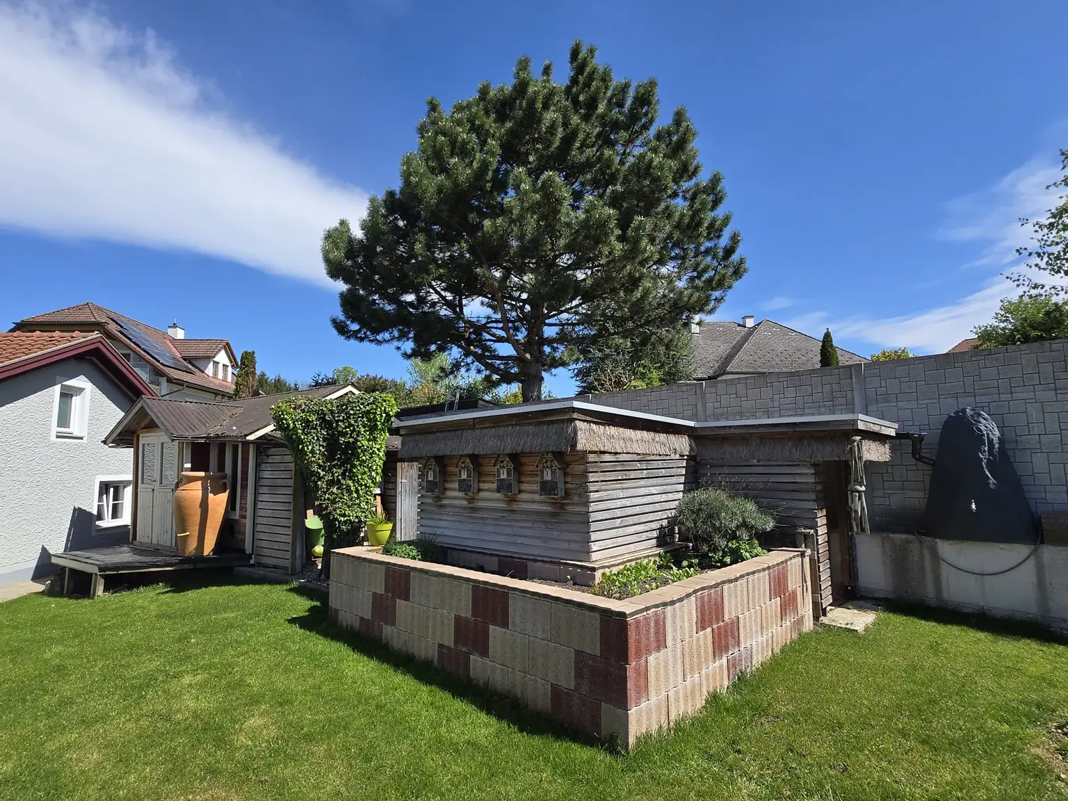 Kleine Gartenhütte und Geräteschuppen
