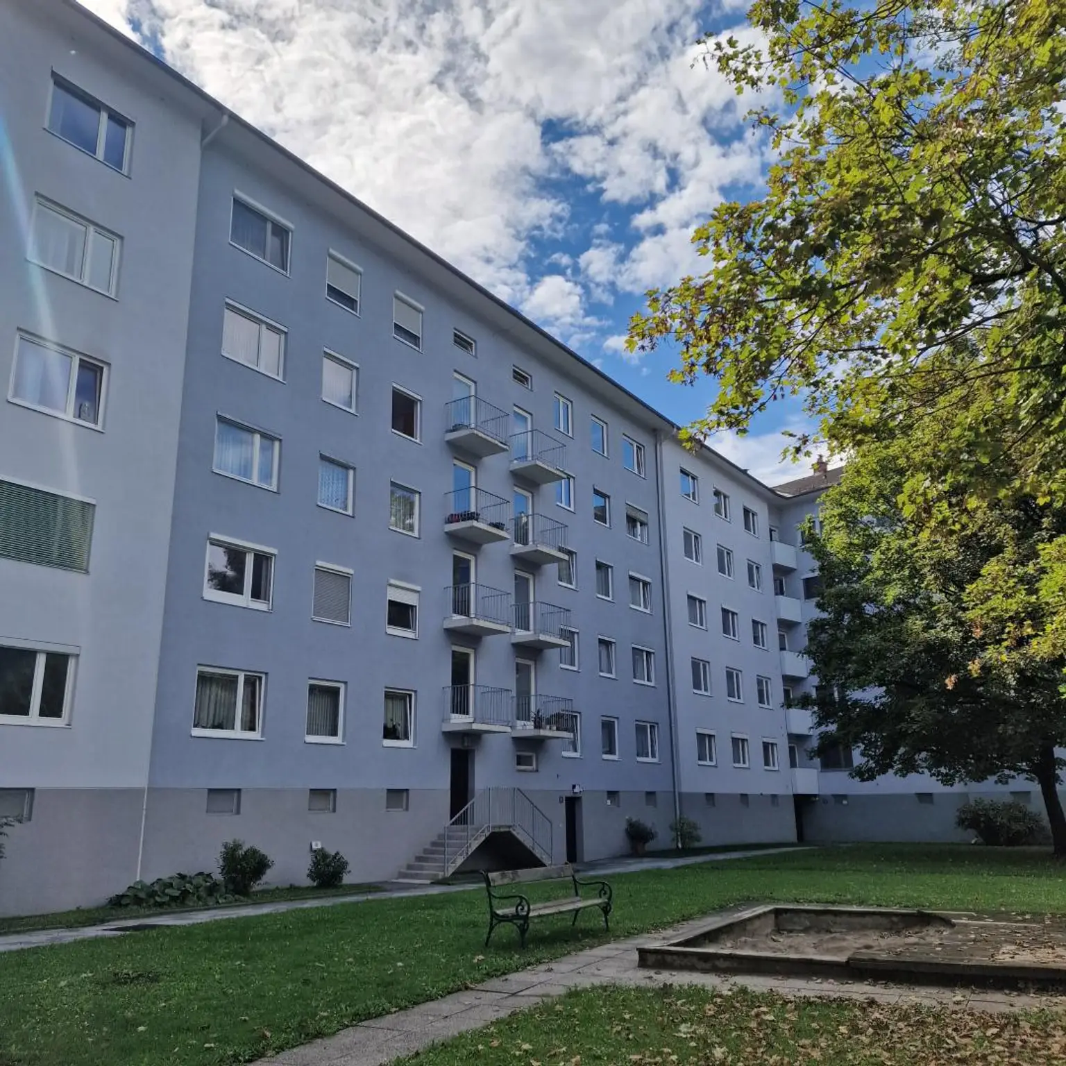 Gut aufgeteilte 4-Zimmer-Wohnung mit Balkon; barrierefreier Zugang vorhanden!
