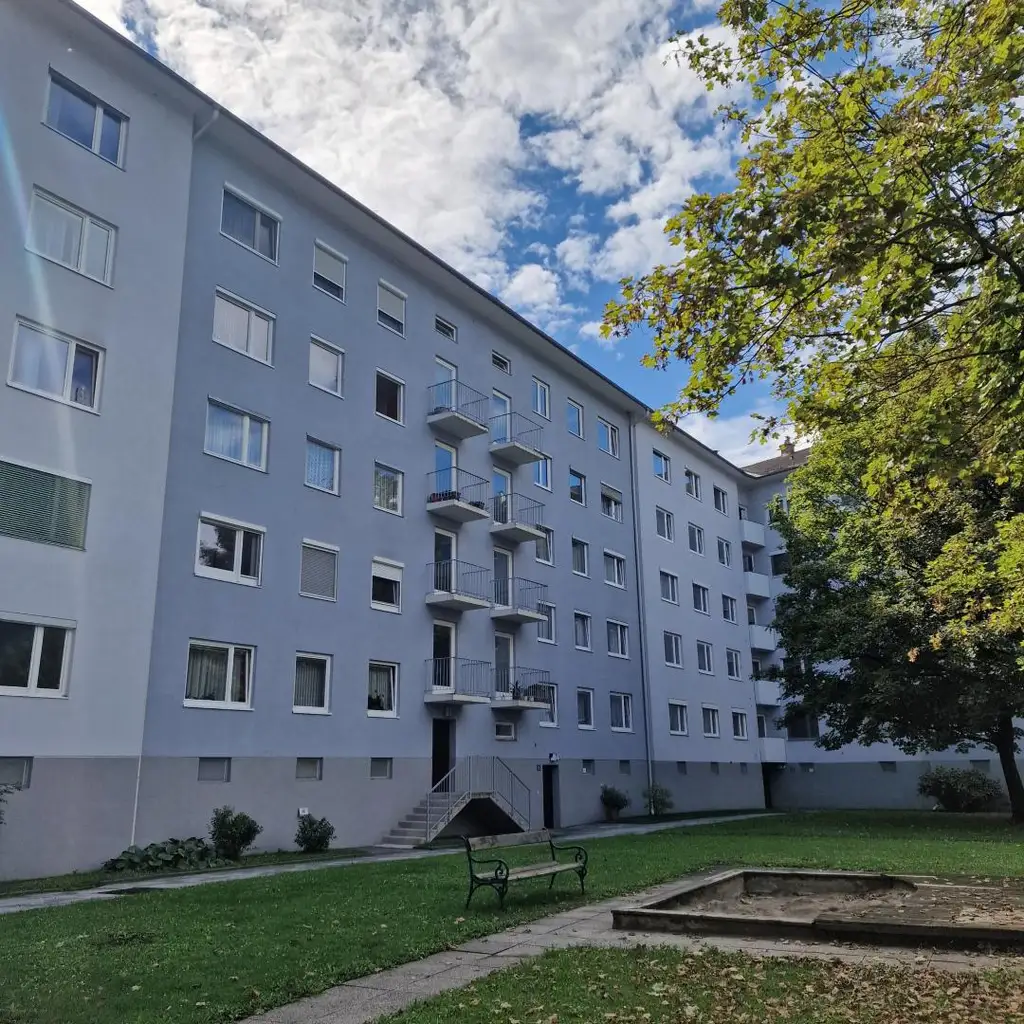 Gut aufgeteilte 4-Zimmer-Wohnung mit Balkon; barrierefreier Zugang vorhanden!