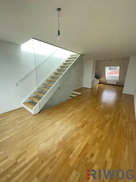 **ZENTRALE DACHGESCHOSSWOHNUNG INKL. TERRASSE**INNENHOFLAGE**2 ZIMMER**EINBAUKÜCHE**ecke Naschmarkt