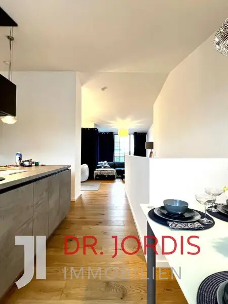 Maisonette- Dachgeschosswohnung mit Terrasse und Fernblick bis Schönbrunn, möbliert