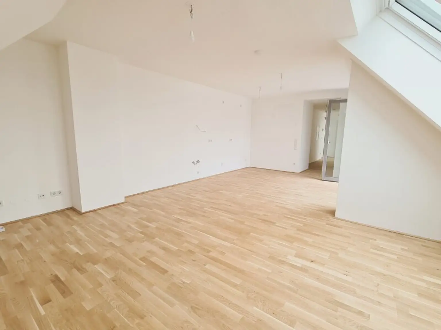 AB SOFORT BEZIEHBAR! Traumhafte Dachgeschosswohnung inkl. sehr großer Terrasse! Tolle Anbindung - U1 Kagranerplatz!