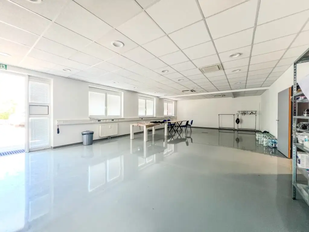 Büro- und Hallenkombination - U6-Station Perfektastraße