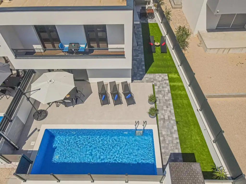 Modernes Wohndomizil mit Stil – Halbvilla mit Pool in Vodice