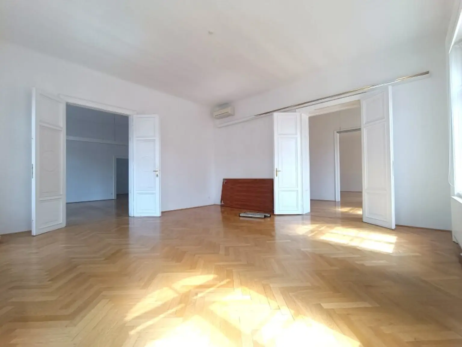 Büro oder Praxis in Bestlage gesucht? Großzügige 193 m² im 1. Bezirk! Jahrhundertwendehaus mit Fernwärme & Lift, Nähe U2 Schottenring!
