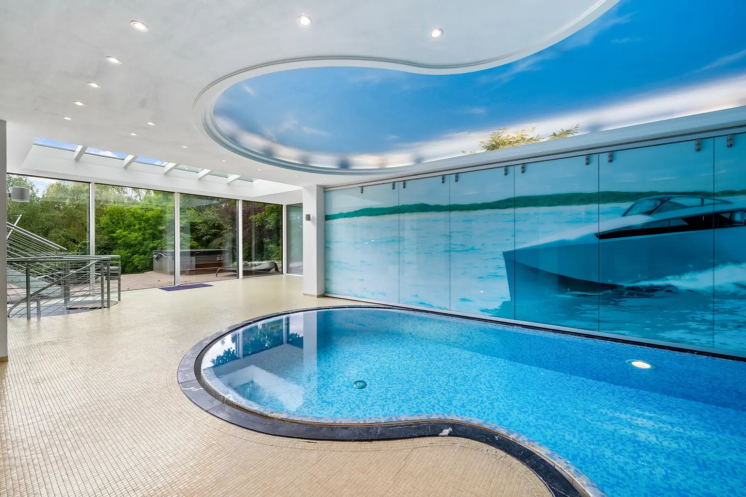 Außergewöhnlich futuristische Architektur mit "WOW"-Effekt und Indoor Pool in Liesing – The White Pearl