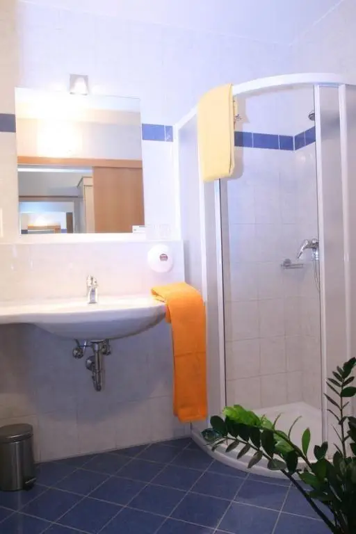 2 gleiche Badezimmer
