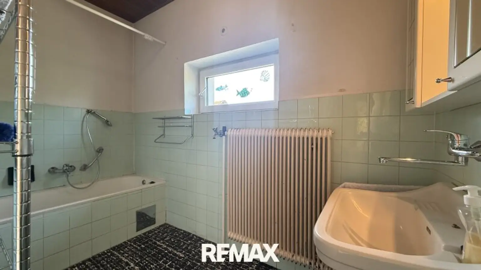 Badezimmer mit Badewanne