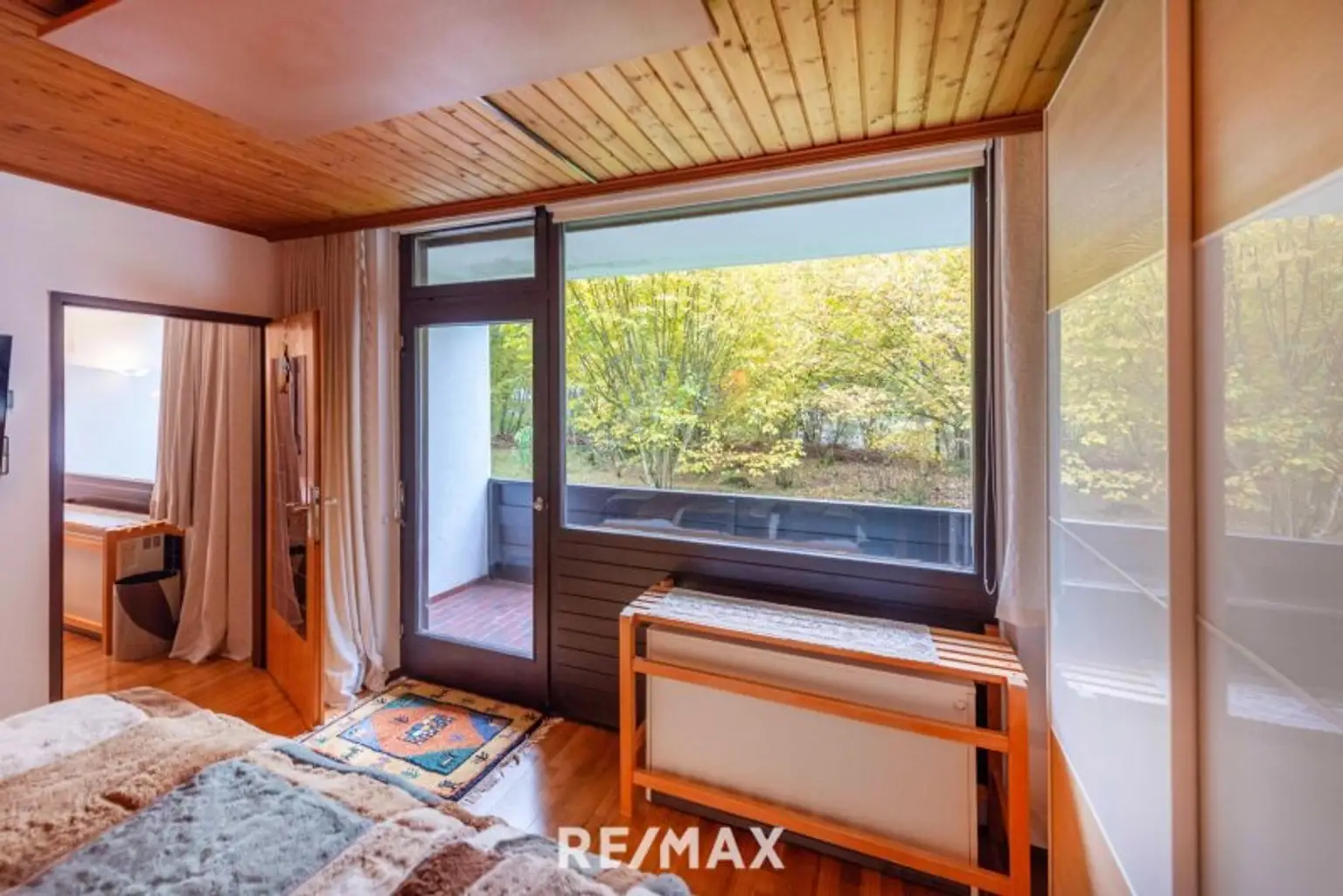 Schlafzimmer mit Loggia