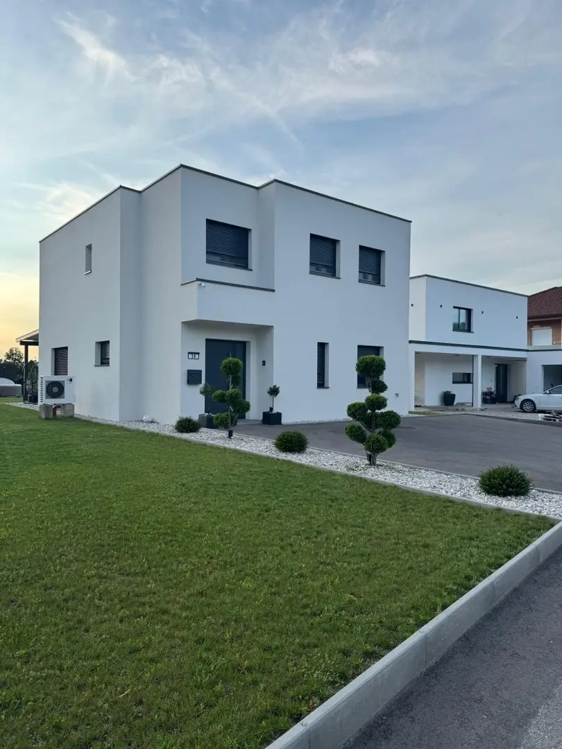 Neuwertiges Wohnhaus in ruhiger Lage