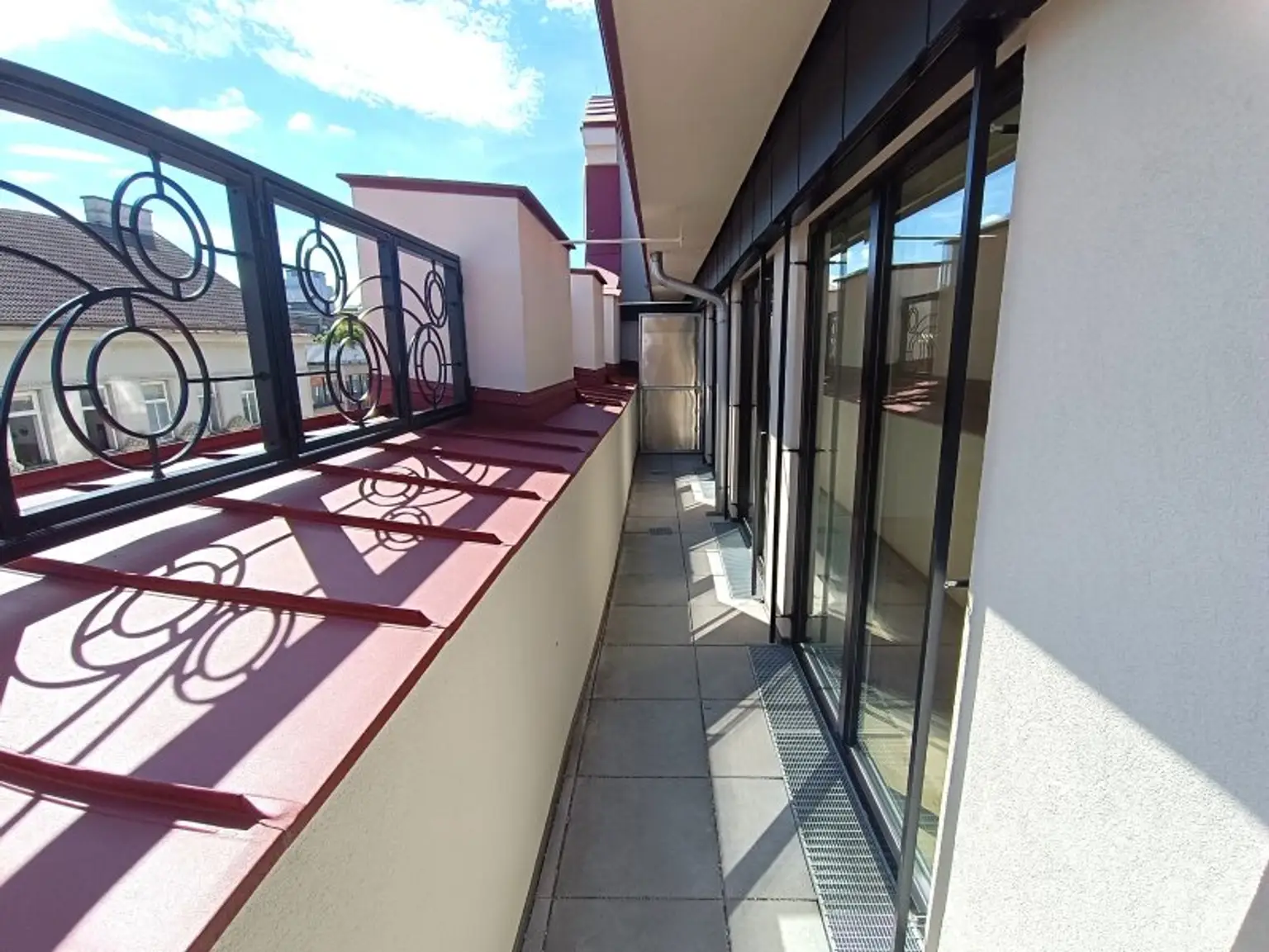 Moderne Dachgeschoss-Wohnung mit Freifläche in Bestlage! Nähe U4 Margaretengürtel & Pilgramgasse! Verfügbar ab 01.02.2026!