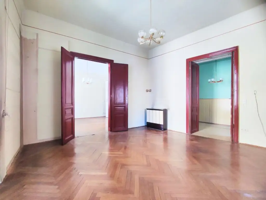 ALTBAU IN ZENTRALER LAGE - 3 zentral begehbare Zimmer durch Umbau möglich!