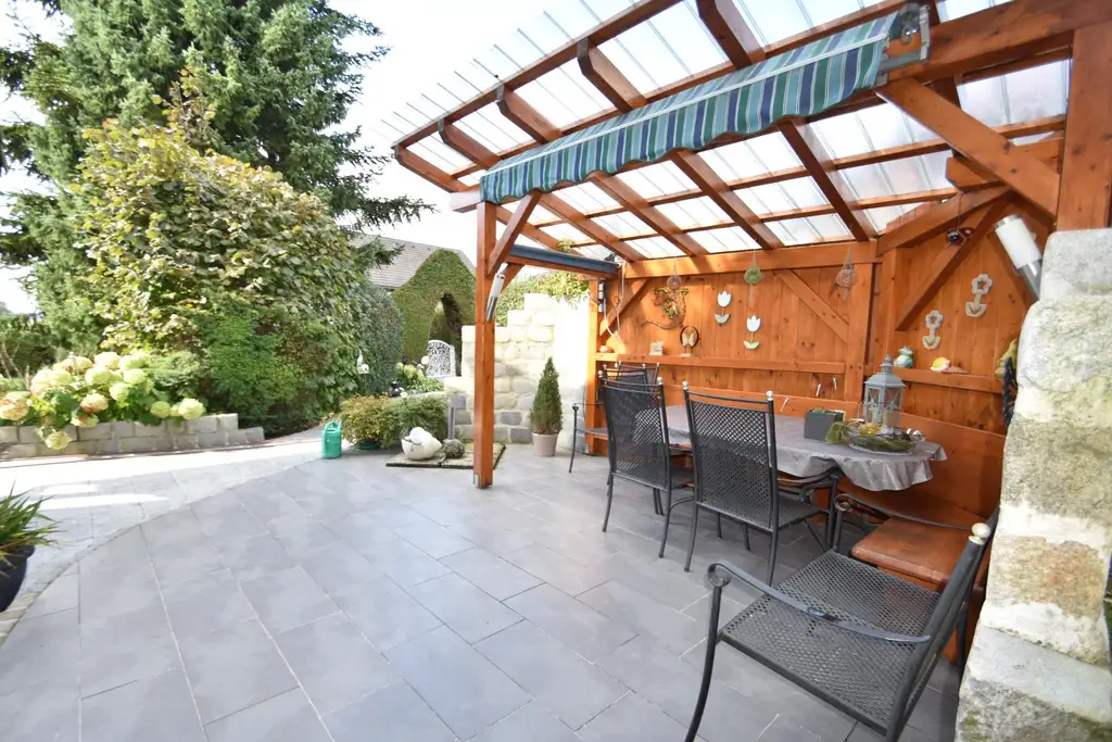 Wohnhaus mit Wintergarten, schönem Garten und Pool im Mostviertel