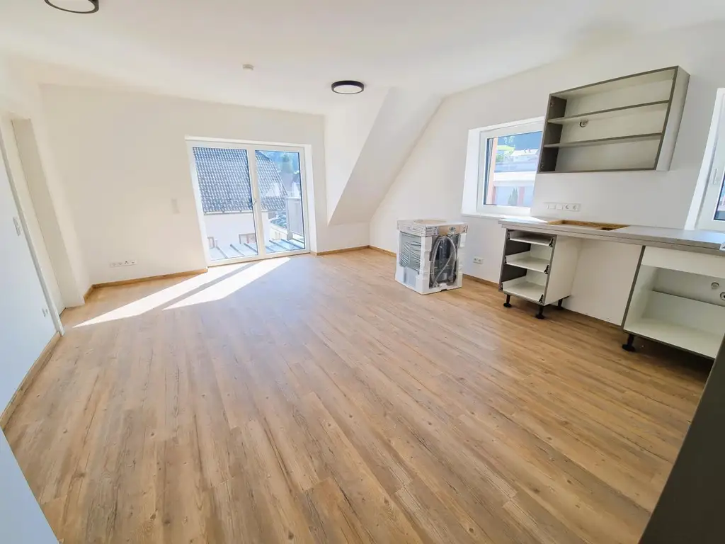 Erstbezug! Moderne 2-Zi.-Dachgeschoß-Wohnung mit großen Balkon