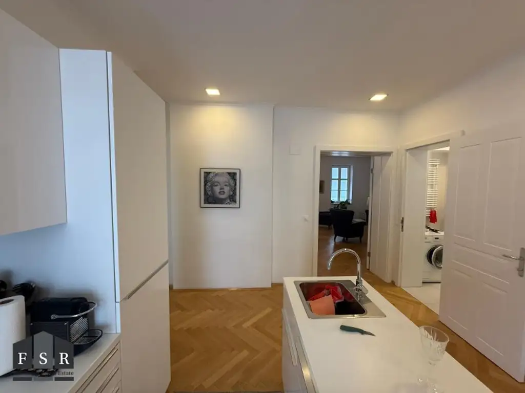 Alles da - Moderne und elegante Altbauwohnung mit Balkon in bester Lage + 1x Garagenplatz und Einbauküche im Preis inkludiert