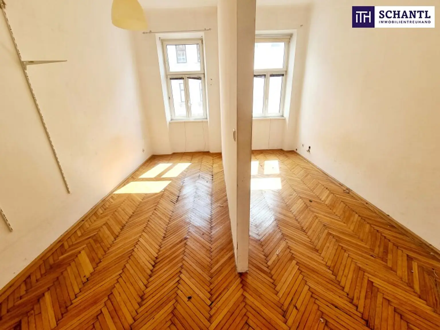Das Haus trägt Smoking, die Wohnung wartet noch auf ihr Kleid! Renovierungsbedürftige Altbauwohnung mit toller Raumaufteilung + Traumhaft schönes Haus + Perfekte Infrastruktur und Anbindung! Jetzt zugreifen!