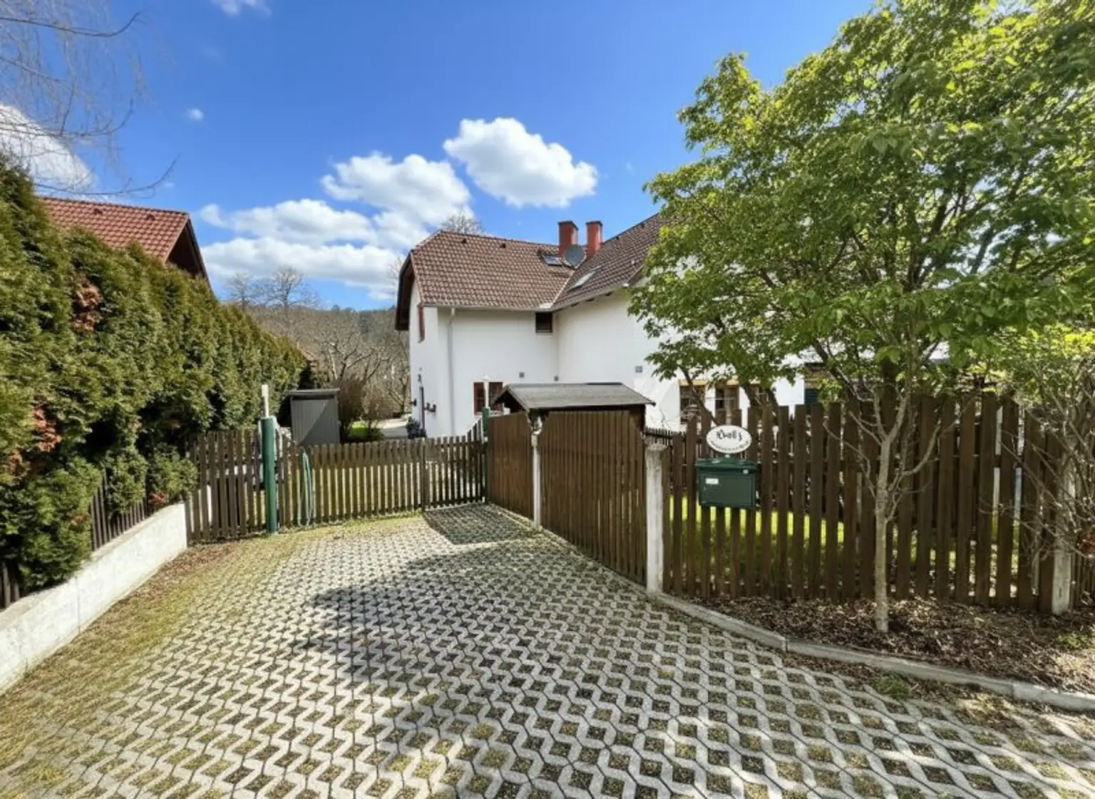 Familienhit mit Charme zum Toppreis (!) - gut geschnittene Doppelhaushälfte mit Garten & Pool in Gaaden