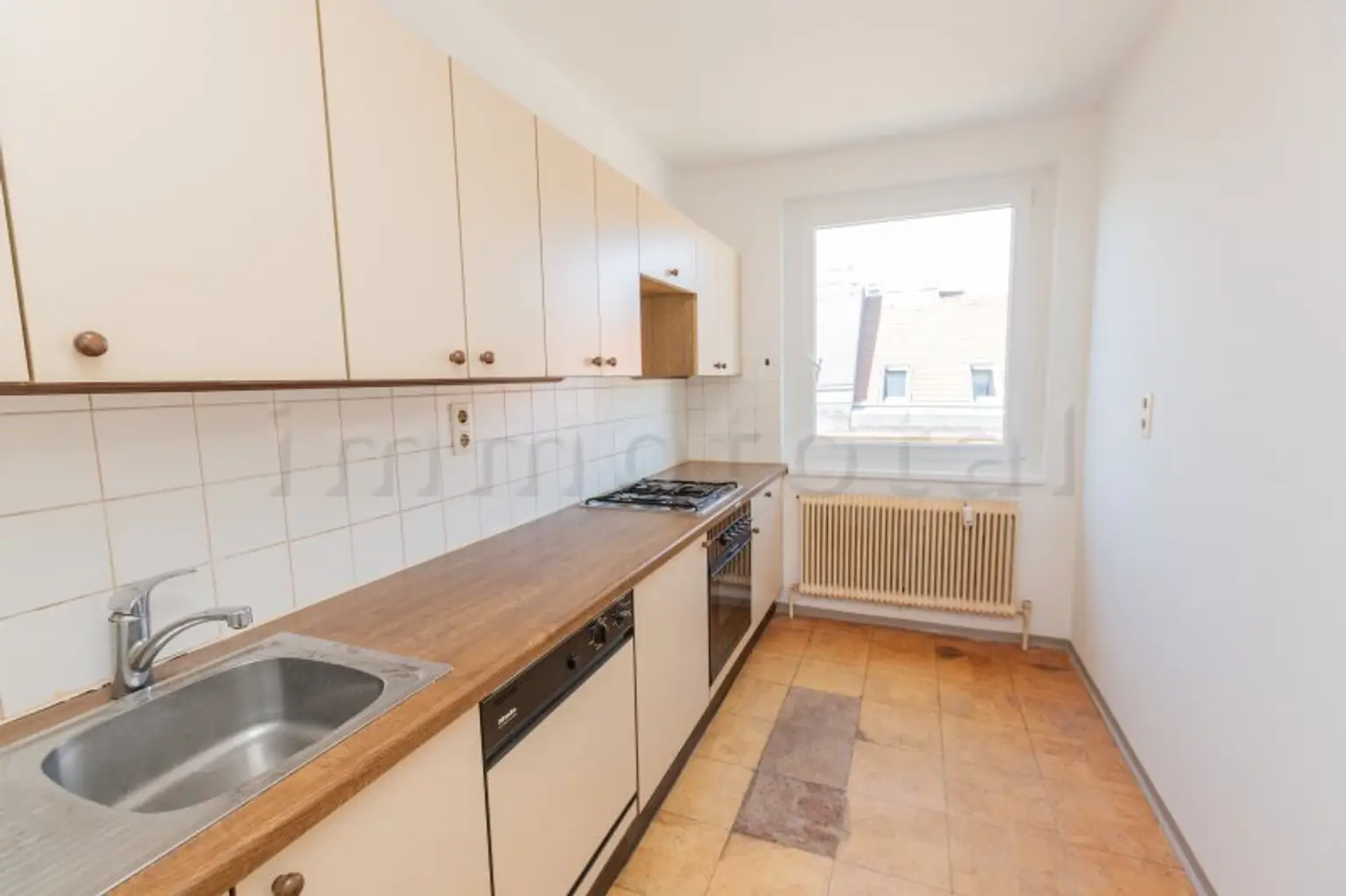 Rainergasse: Sonnige Dachgeschosswohnung mit 12 m2 Südterrasse und optionalen KFZ-Stellplätzen