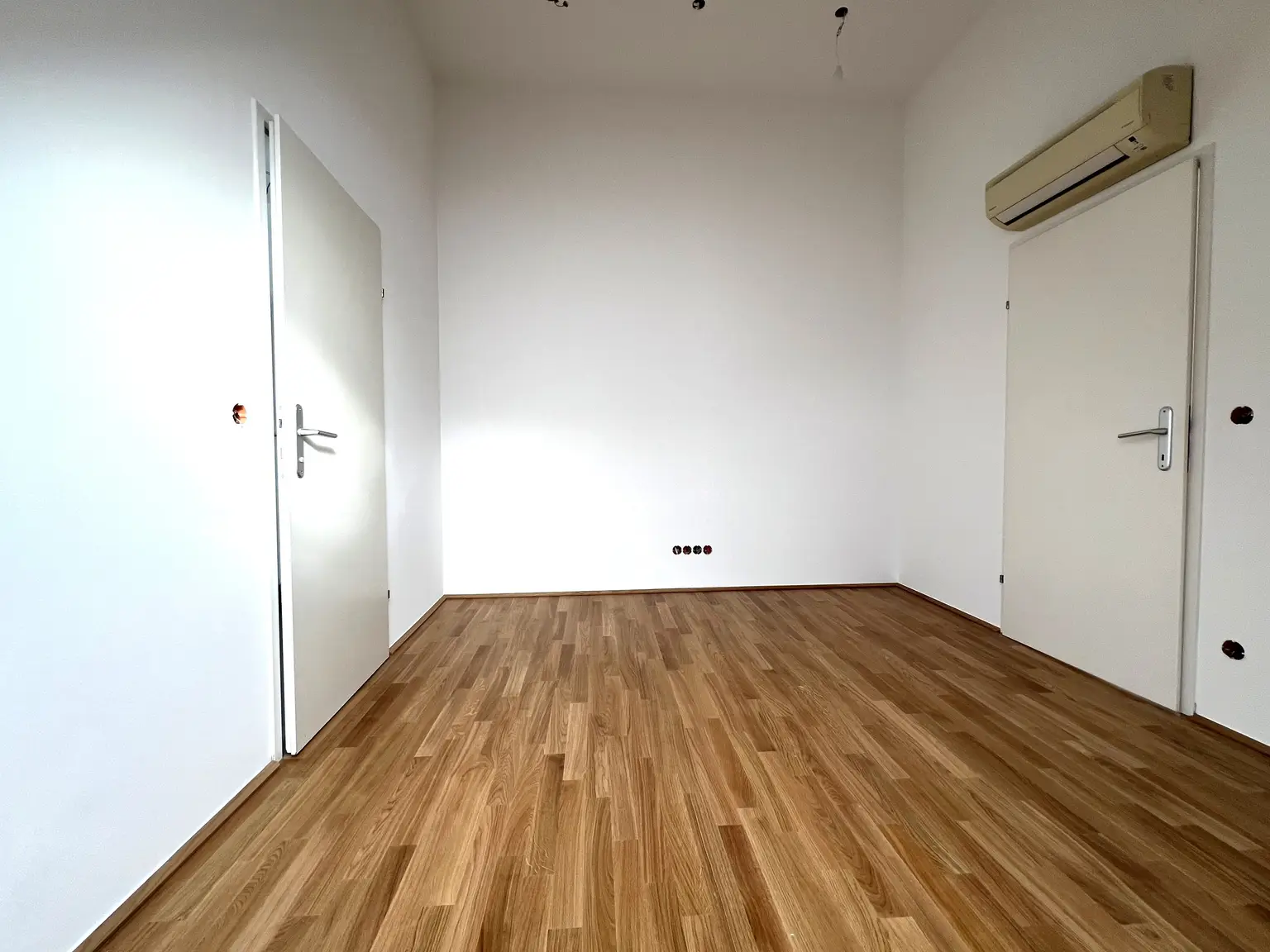 ERSTBEZUG NACH SANIERUNG: Helle klimatisierte Dachgeschoss-Wohnung in der Taborstraße