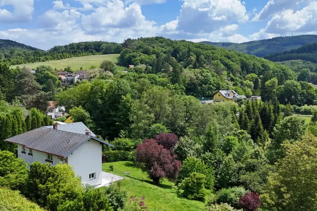 Toplage mit Weitblick: Einfamilienhaus mit großem, erweiterbarem Grundstück