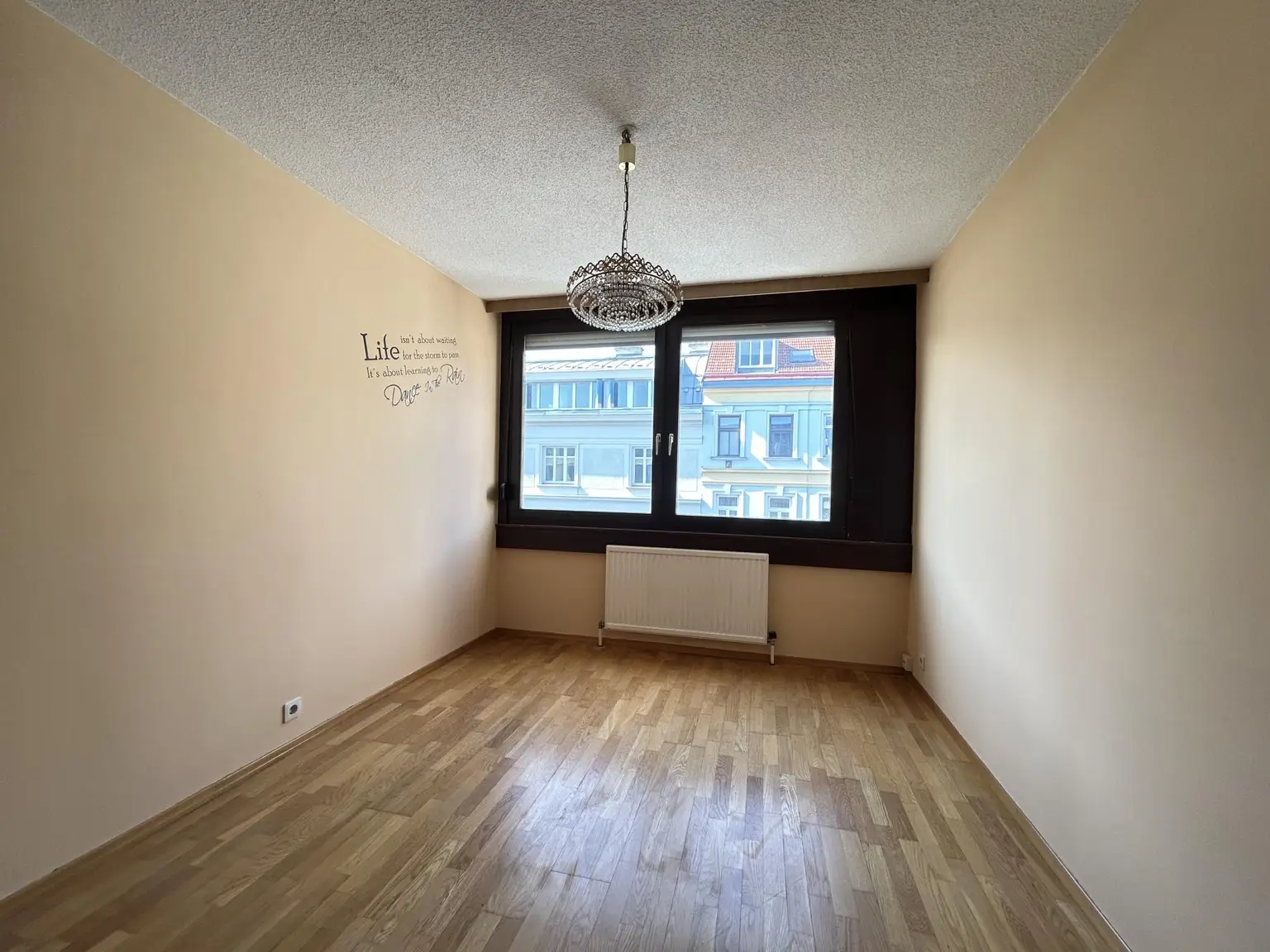 Sonnige 2-Zimmer Loggienwohnung - Modernisierungsbedarf gegeben!