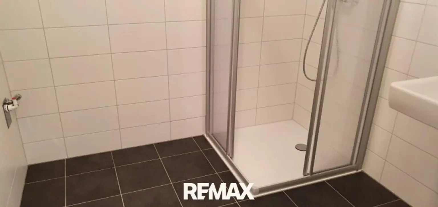Bad mit Dusche und Waschmaschinenanschluss