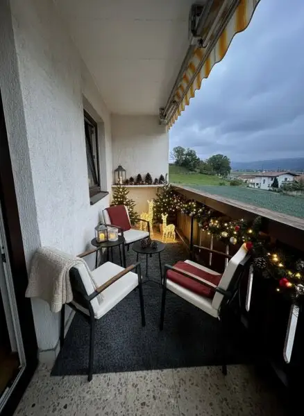 *geräumige 3 Zimmer Wohnung mit extra Küche, Balkon und Garage! Super schöne Aussicht inkludiert!