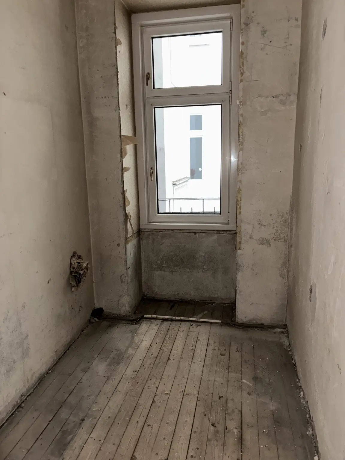 Sanierungsbedürftige 82m² Altbauwohnung mit mini Balkon in Hofruhelage!