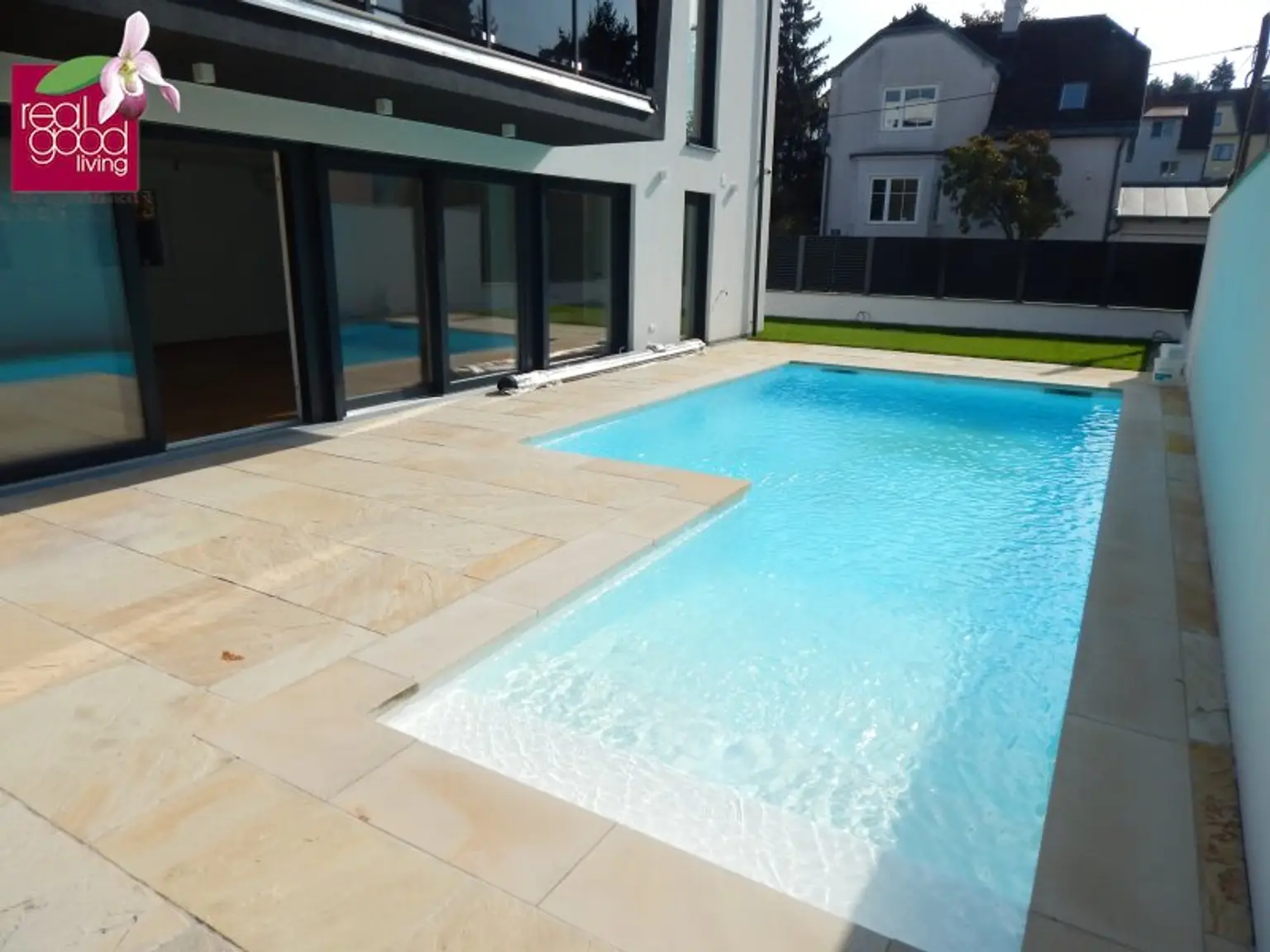 Villa mit Pool, voll unterkellert – mit Top-Ausstattung