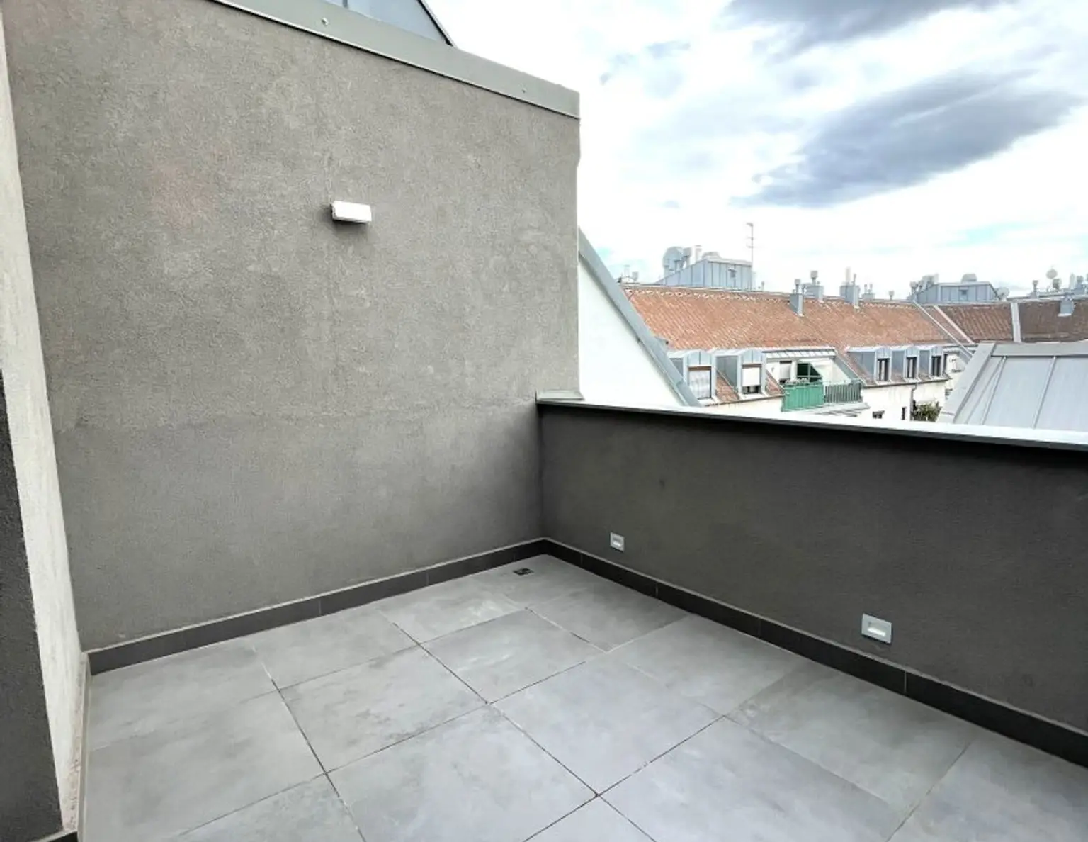 Top-sanierte Luxus-Maisonette auf zwei Etagen in zentraler Lage - 132m² Dachgeschosswohnung mit 3 Terrassen und 2 Bädern